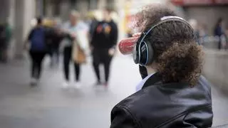 La mitad de los jóvenes utiliza cascos hasta tres horas al día: un tercio ya sufre pérdida de audición