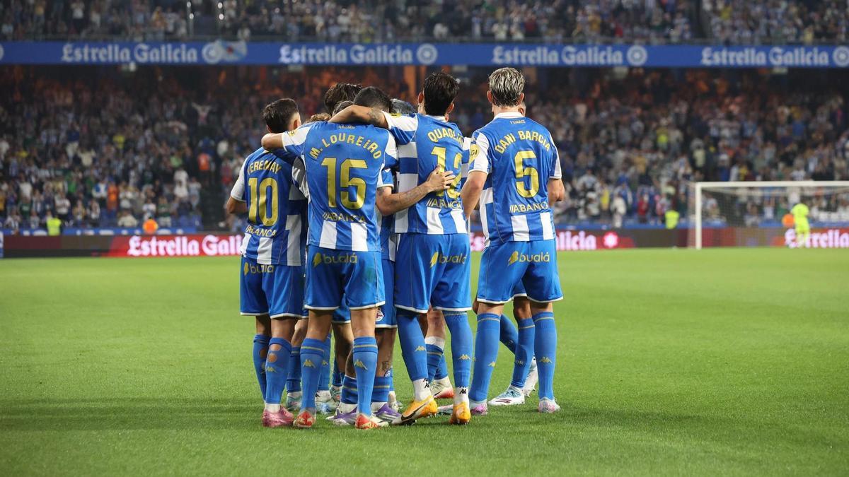 Los jugadores del Deportivo celebran un gol en Riazor esta temporada