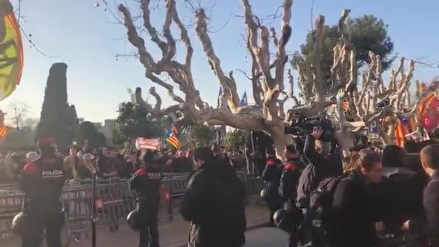 Manifestantes independentistas irrumpen en el parque de la Ciutadella