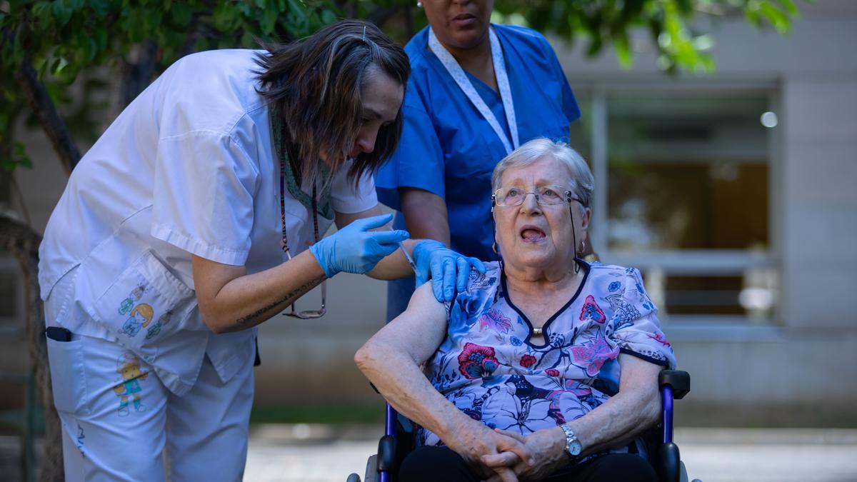 Inicio de la campaña de vacunación de gripe y covid en las residencias de Catalunya. En la imagen, una usuaria en un centro de LHospitalet de Llobregat Inicio de la campaña de vacunación de gripe y covid en las residencias de Catalunya. En la imagen, una usuaria en un centro de LHospitalet de Llobregat