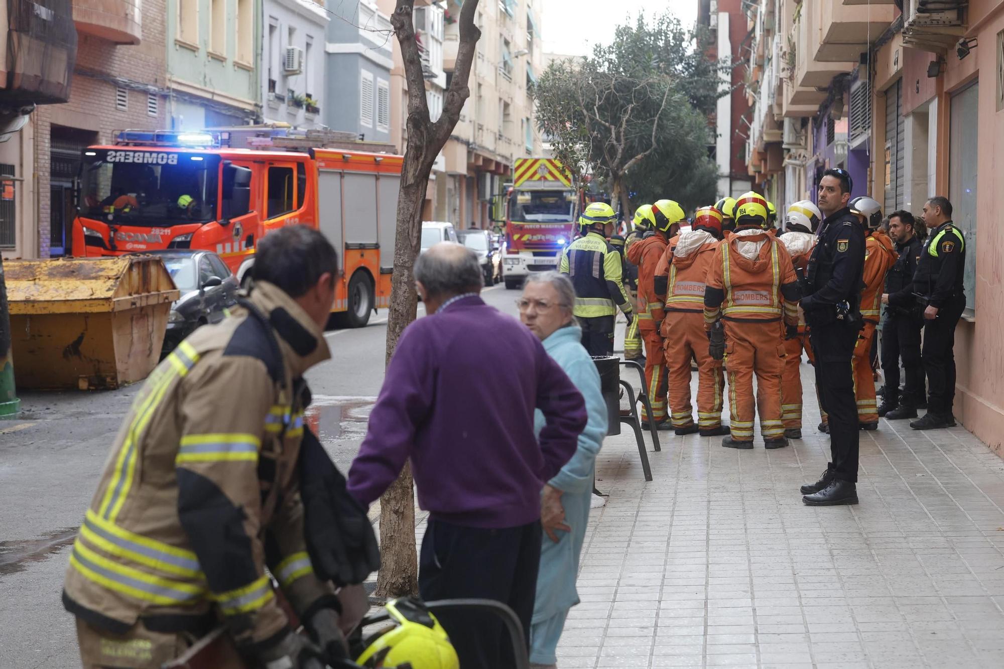Un incendio en Mislata desata una gran columna de humo