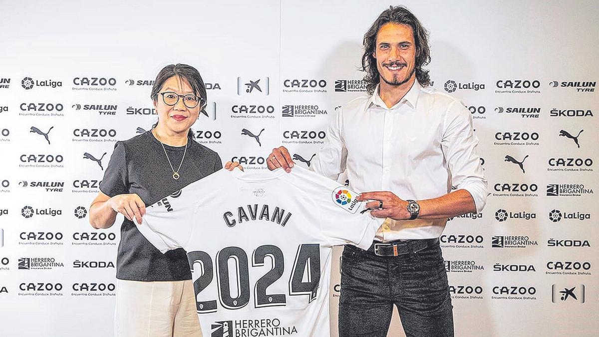 Cavani firmó hasta 2024 con el Valencia CF