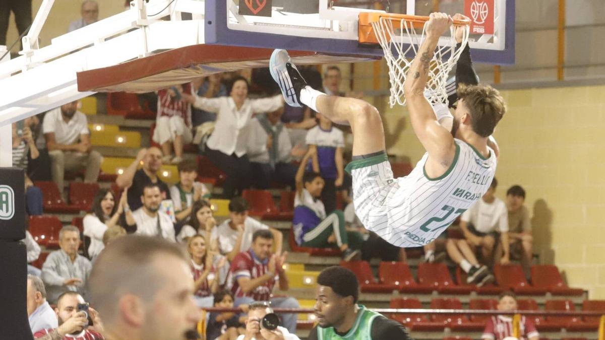 Fernando Bello realiza un mate en la final de la Segunda FEB contra el Amics Castelló.