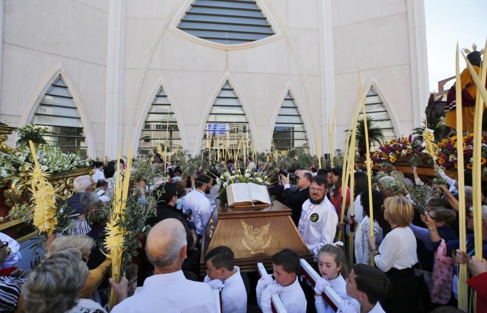 La procesión recorrió el itinerario entre la iglesia del Sagrado Corazón y la Inmaculada en Torrevieja