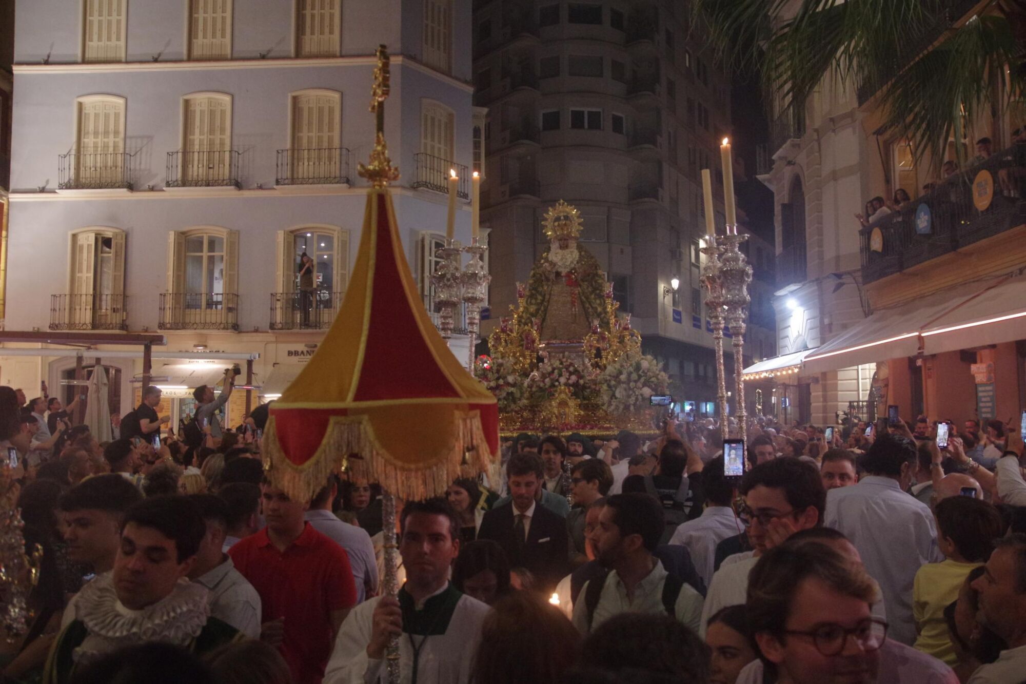 Procesión triunfal de regreso de la Virgen de la Esperanza a su basílica tras su peregrinación a Roma