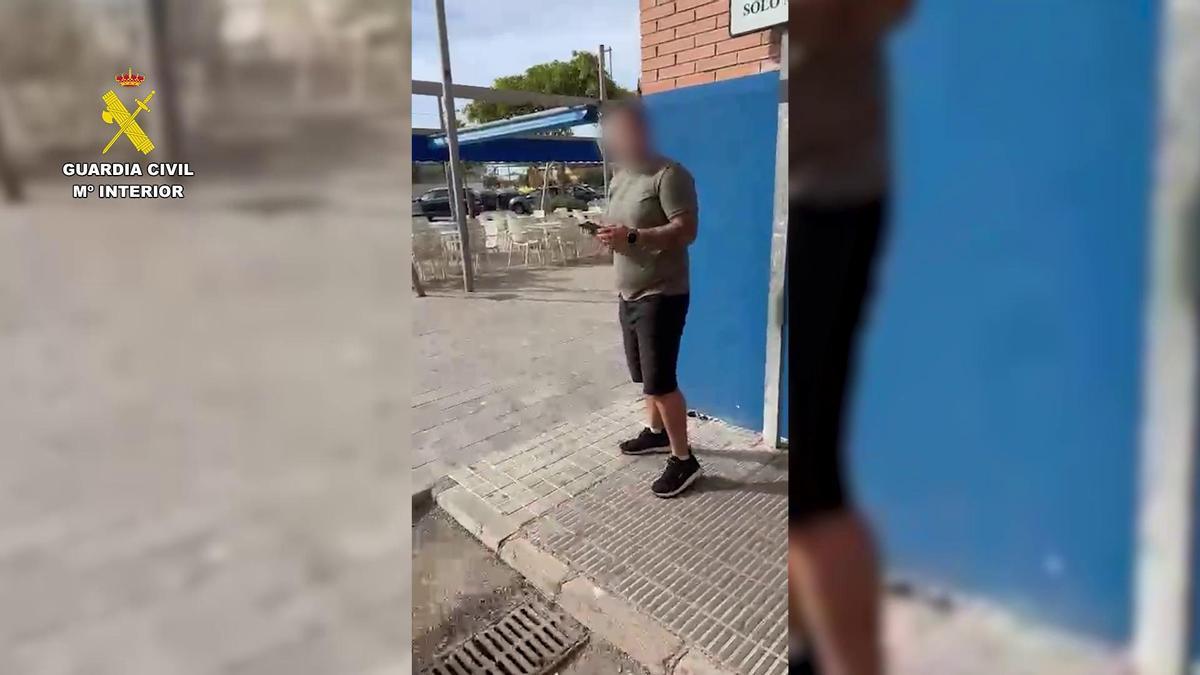 El detenido, grabado por el agente de la Guardia Civil en pleno intento de robo