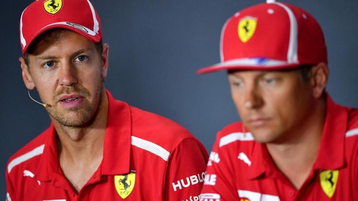 Sebastian Vettel mira a Kimi Raikkonen, en la conferencia de prensa de hoy Monza.
