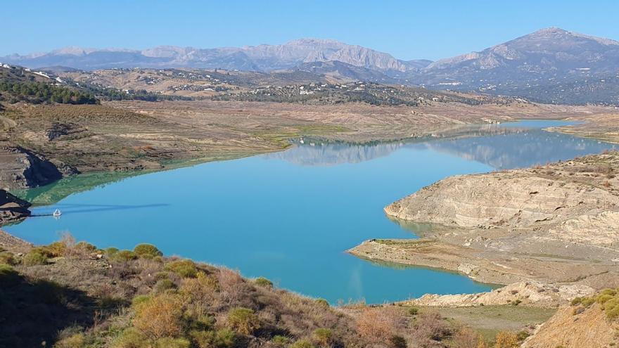 El bajo nivel del embalse de la Viñuela ha requerido de repetidos trasvases desde la capital malagueña