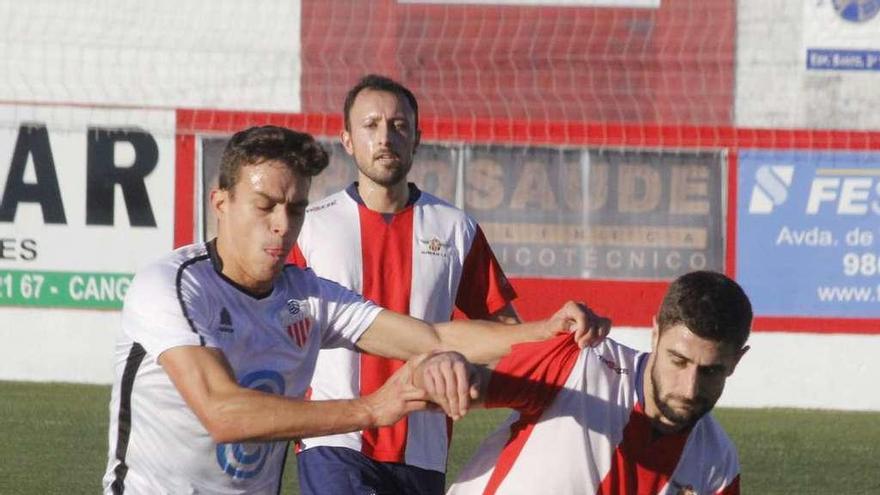Un jugador del Alondras lucha por el balón durante un partido. // Santos Álvarez