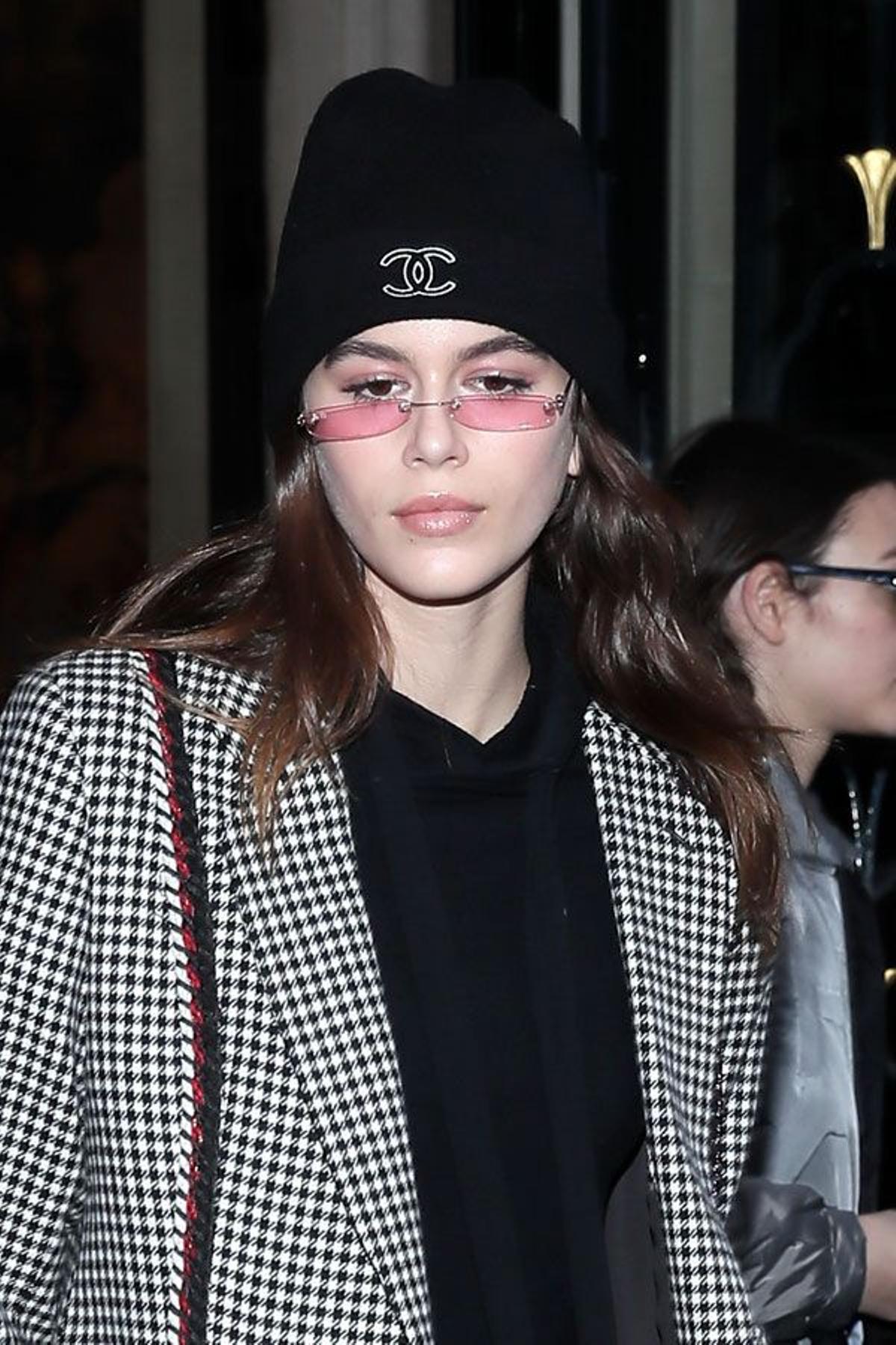 Kaia Gerber en París con gorro de lana de Chanel