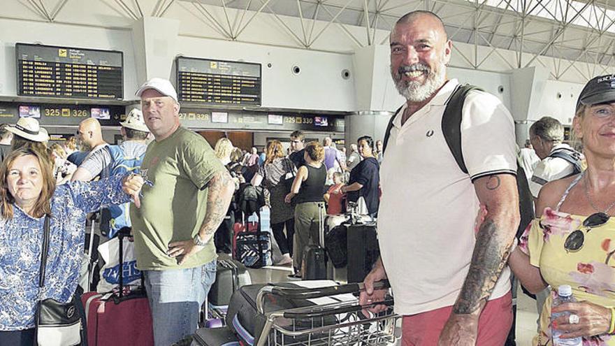 Gary Turner y Karen Gorst (dcha.), aguardan en una cola en el aeropuerto de Gran Canaria. // Quique Curbelo