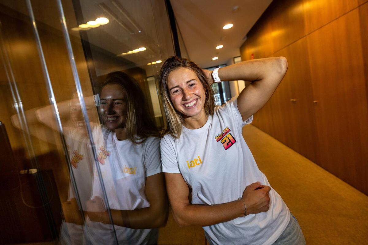 Berta Abellán, campeona del mundo de Trial, antes de la entrevista en el Periódico. AUTOR: JORDI OTIX