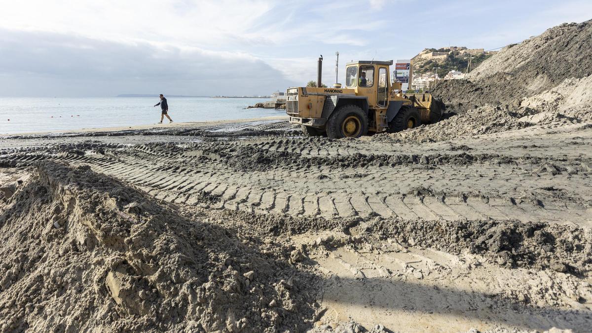 Dragan arena para regenerar el calado del puerto de puerto deportivo del Tiro Pichón de Alicante.