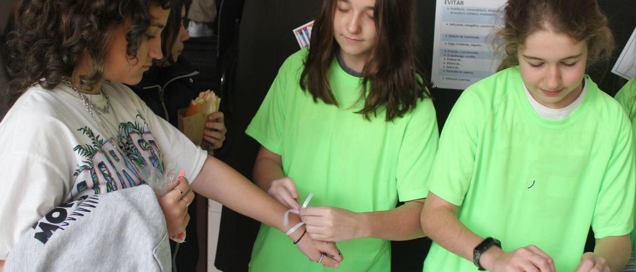 Alumnos del Instituto de Educación Secundaria O Castro en la campaña de visibilización del tumor.