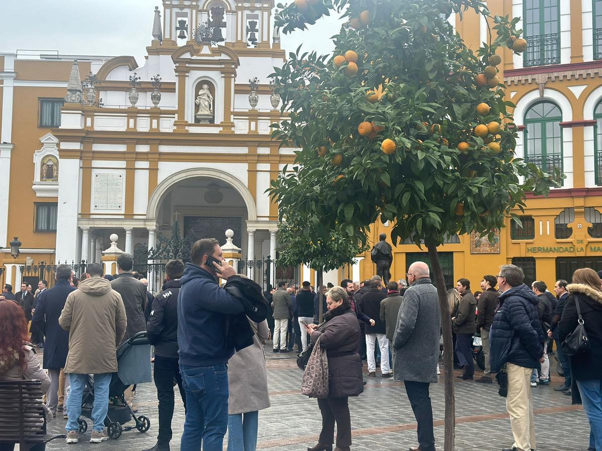Los hermanos de la Macarena esperan a las puertas de la Basílica para poder votar