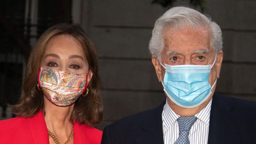 Mario Vargas LLosa acompañado de Isabel Preysler.