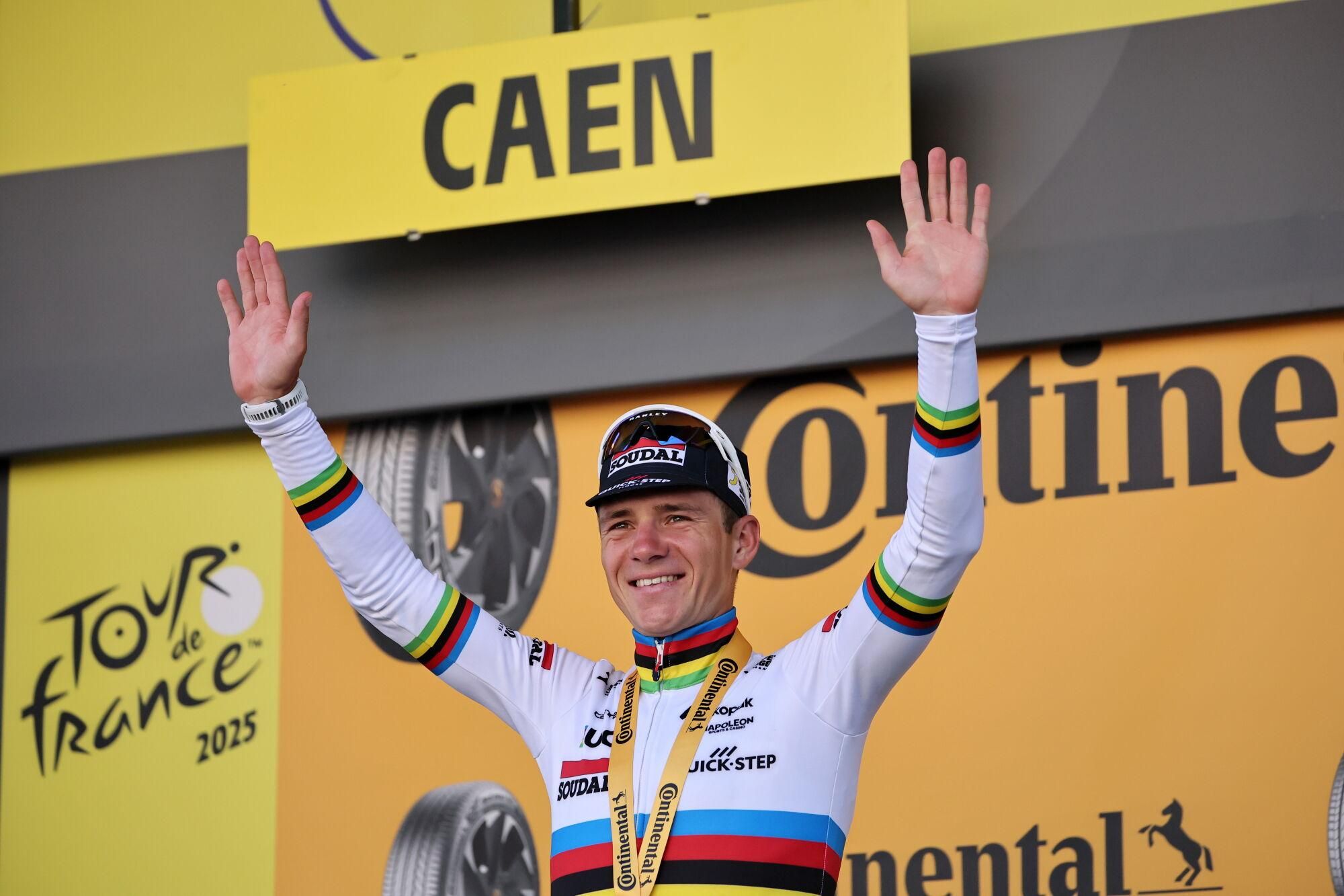 Caen (France), 09/07/2025.- Belgian rider Remco Evenepoel of Soudal Quick-Step team celebrates on the podium after winning the 5th stage of the Tour de France, an Individual Time Trial (ITT) over 33km in Caen, France, 09 July 2025. (Ciclismo, Francia) EFE/EPA/CHRISTOPHE PETIT TESSON