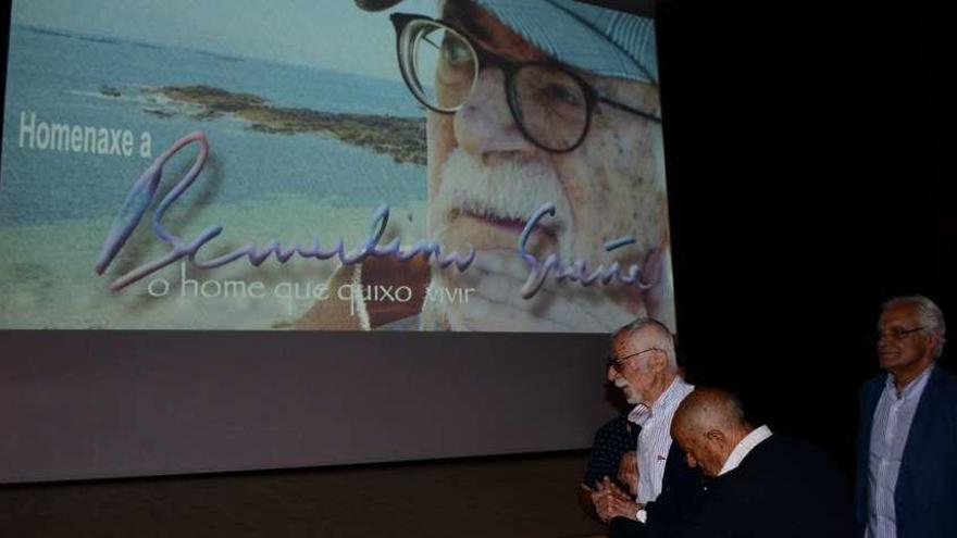 O autor pasa diante dunha imaxe do documental dirixido por Xan Leira, que se proxectou onte. // G.Núñez