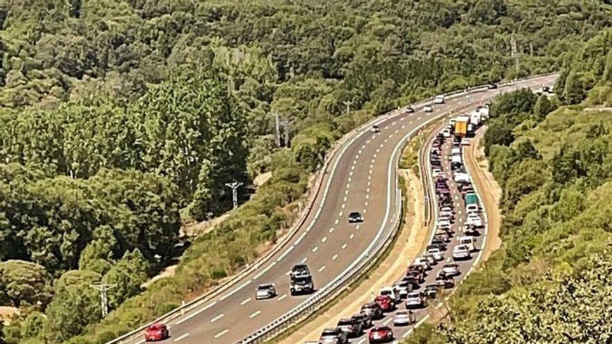 Atasco en la A-52, en “Las Portillas”, en sentido Galicia. | A. S.