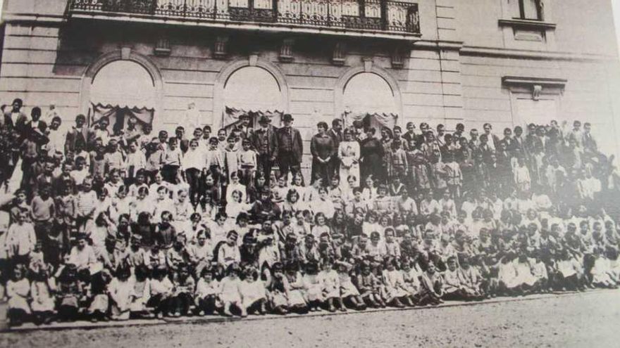 Foto de familia en la que aparecen los alumnos y el profesorado junto a Fortunato Selgas y Fermín Canella (arriba en el centro), el 6 de enero de 1915.