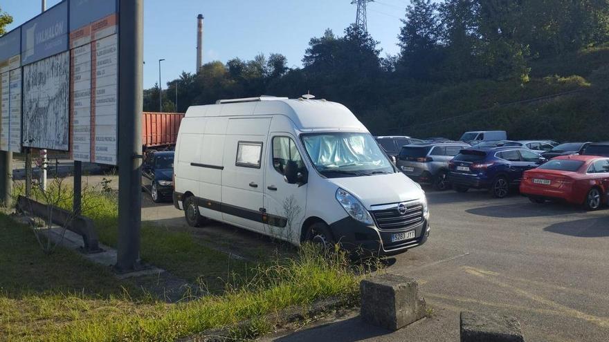 Limitar el tiempo de estacionamiento y un aparcamiento en altura en Valnalón: la propuesta de los comerciantes ante los problemas para dejar el coche en La Felguera y Sama