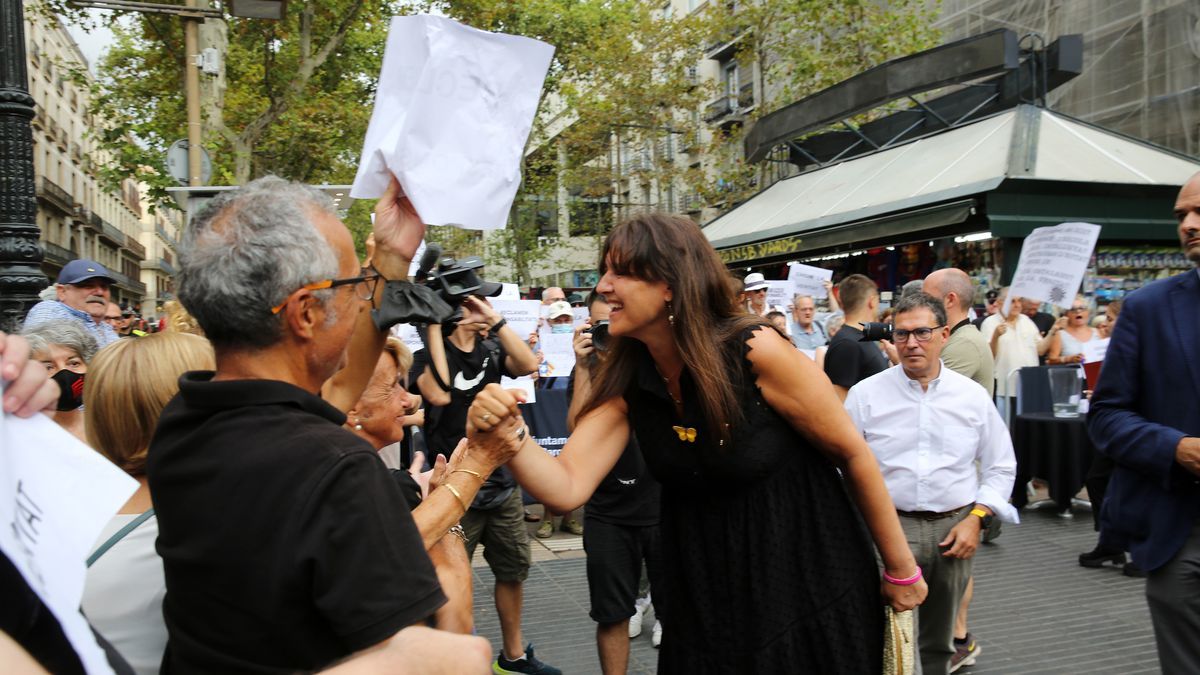 Laura Borràs se acerca a los manifestantes que boicotearon el tributo a las víctimas del 17-A.