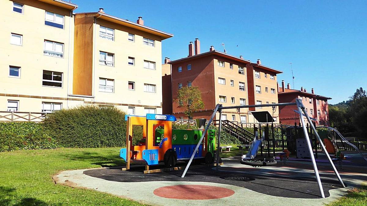 Parte trasera de cuatro de los cinco edificios de vivienda colectiva de Mesón da Auga.   | // I.R.