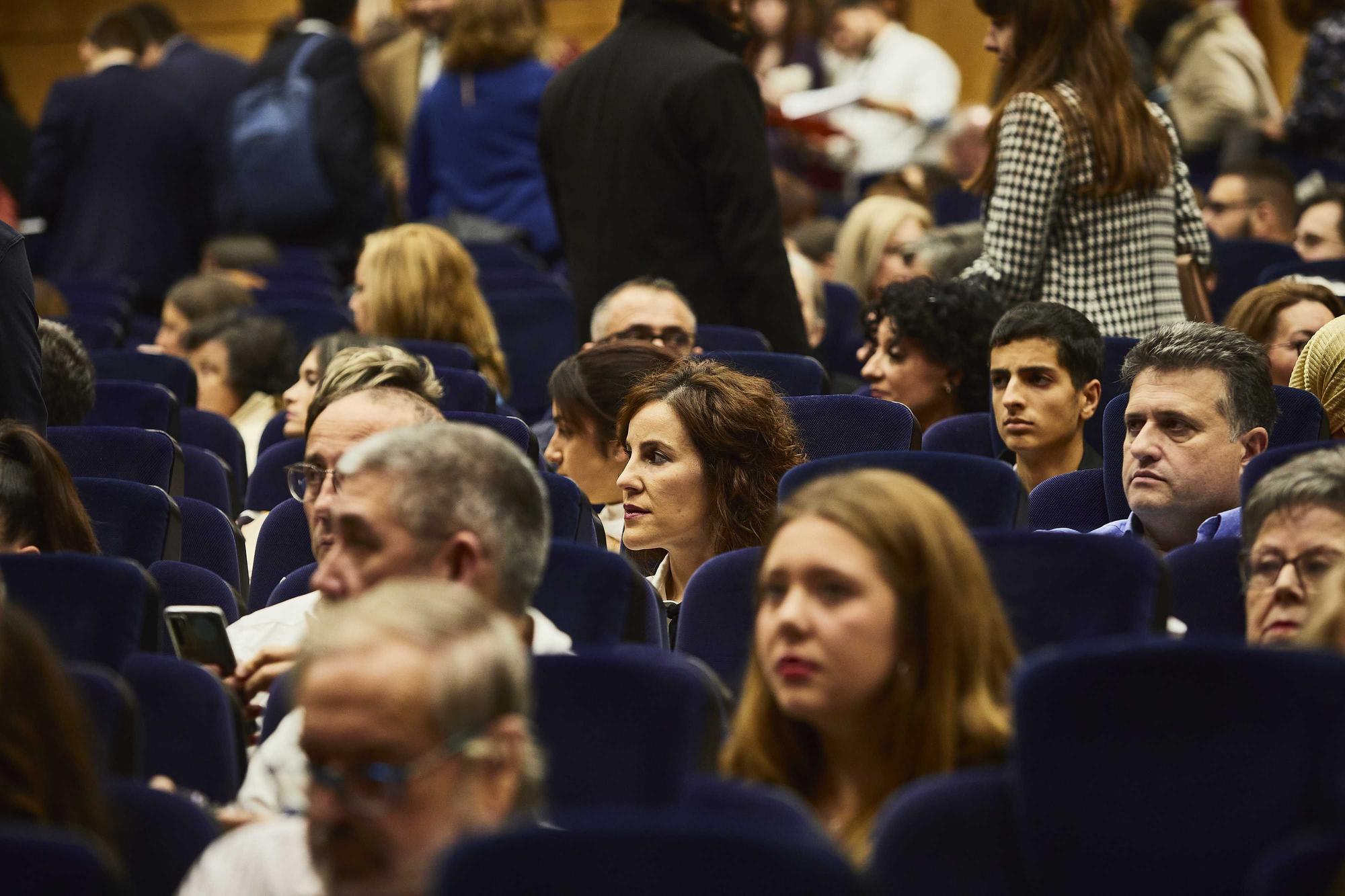 Graduación de los alumnos en los grados en Administración y Dirección de Empresas, Economía, Marketing, Sociología, dobles grados en Ingeniería Informática + ADE y Turismo + ADE, y los másteres universitarios en Administración y Dirección de Empresas, Cooperación al Desarrollo, Dirección y Planificación del Turismo, Economía Aplicada, Economía Cuantitativa e Innovación Social y Dinámicas de Cambio de la Universidad de Alicante.