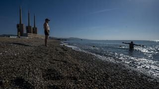 Dos personas mueren con una hora de diferencia en las playas del área de Barcelona