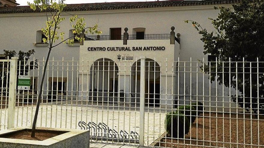 La cubierta de la biblioteca de Almendralejo la evaluarán técnicos de la Junta