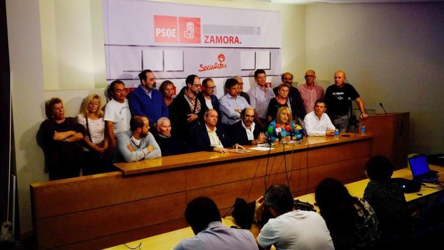 Militantes del PSOE durante la rueda de prensa