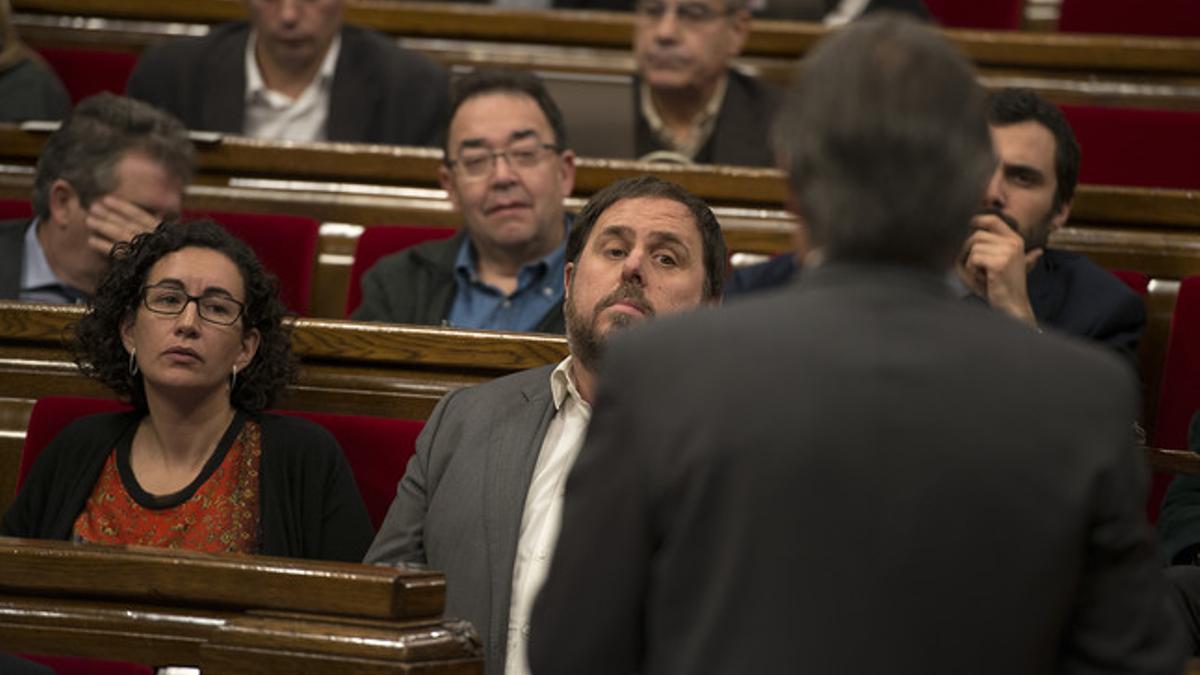 Oriol Junqueras y Marta Rovira escuchan a Artur Mas.