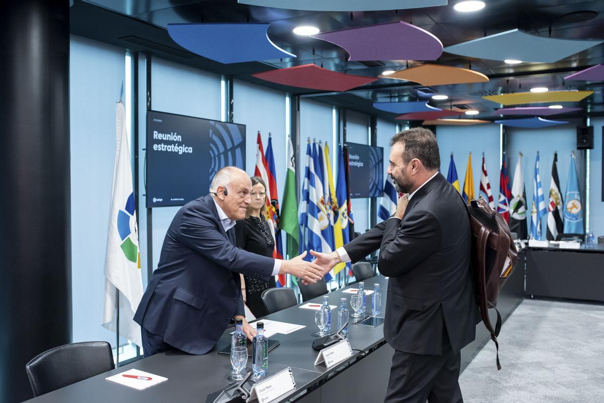 El presidente de LaLiga Javier Tebas saluda al presidente del Getafe FC, Ángel Torres