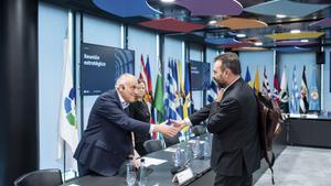 El presidente de LaLiga Javier Tebas saluda al presidente del Getafe FC, Ángel Torres