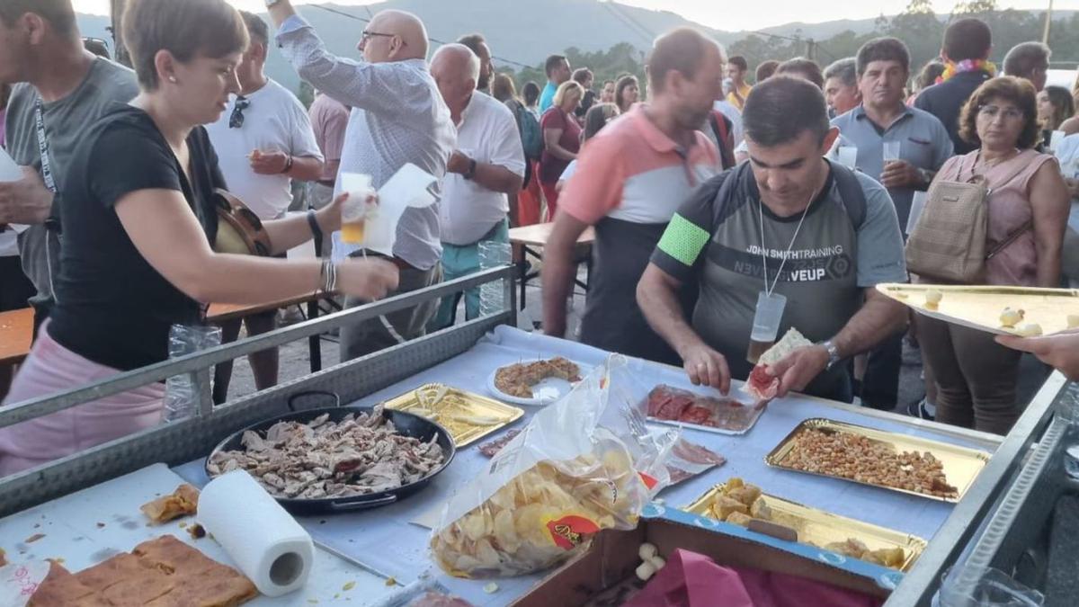 Una de las carrozas con comida en la fiesta de los amistad, de Vilar-Mondariz .   | // D.P.