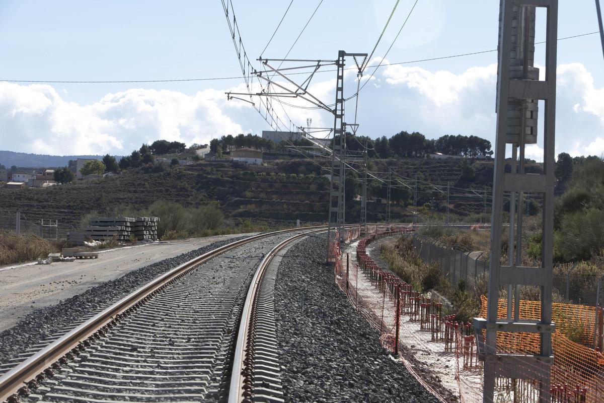 Trazado reabierto en ancho ibérico entre La Encina y Xàtiva, por el que se desvía el tráfico mientras se cambia el ancho del itinerario construido en 1997.