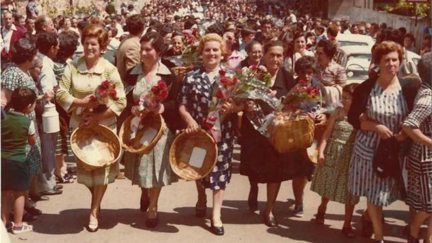 Dionisia Cuervo, de 94 años, sentada en el sofá de su casa en Candás.