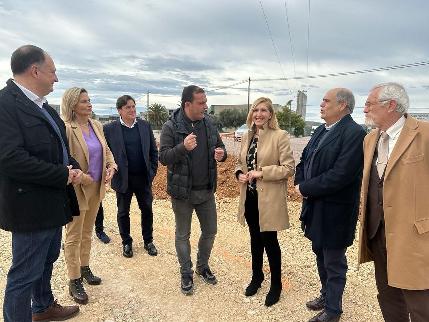 La consellera Prada ha visitado los primeros trabajos de construcción de esta rotonda junto a los alcaldes de Peñíscola y de Benicarló, Andrés Martínez y Juanma Cerdá.