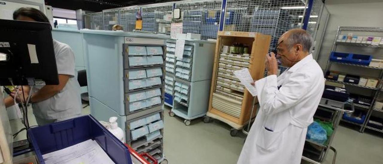 Trabajadores de la farmacia hospitalaria del Álvaro Cunqueiro de Vigo. |   // MARTA G. BREA