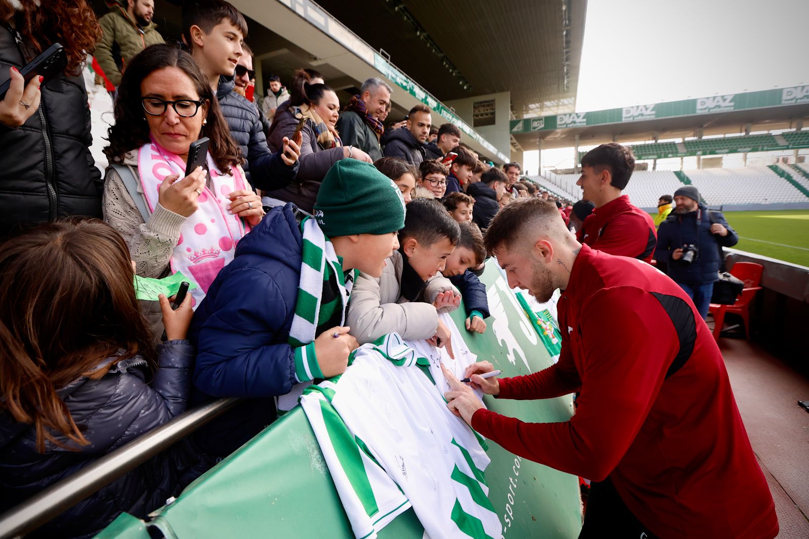 El Córdoba entrena ante su afición en El Arcángel