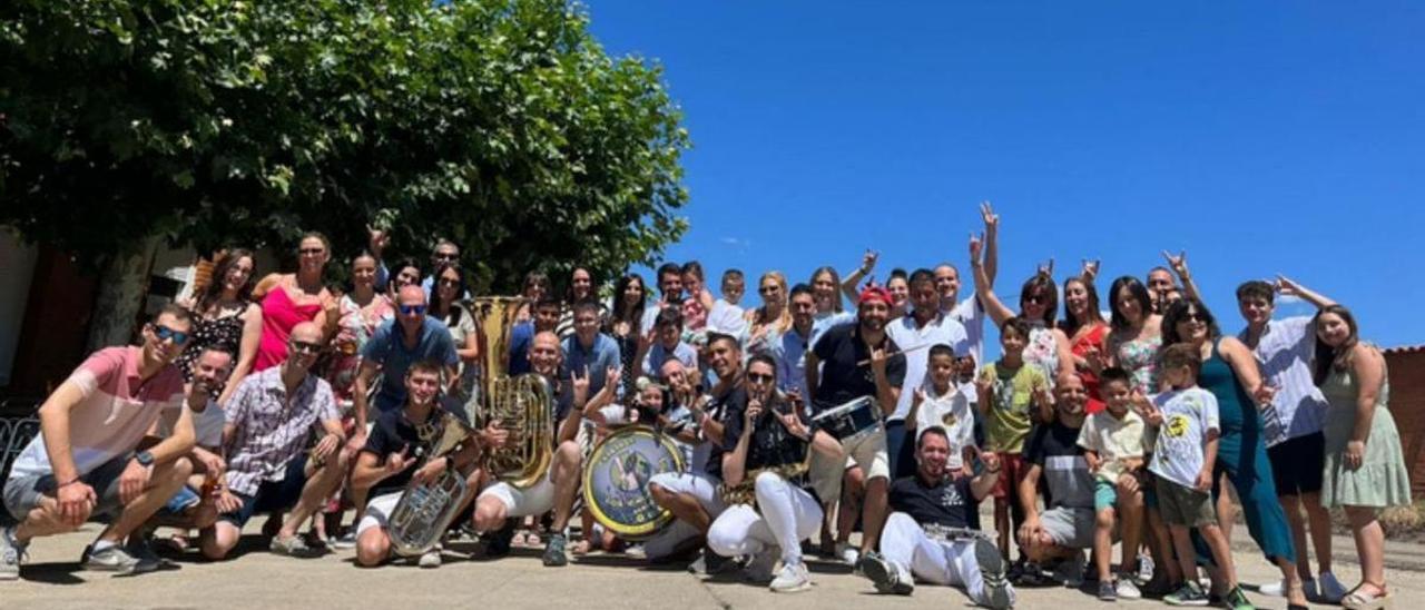 Vecinos y visitantes de fiesta, con la charanga Chumachos en Vecilla de Trasmonte. | E. P.