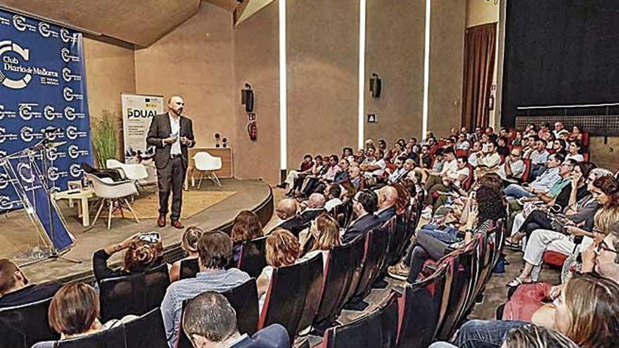 Guillem Salvans en un momento de la ponencia en el Club.