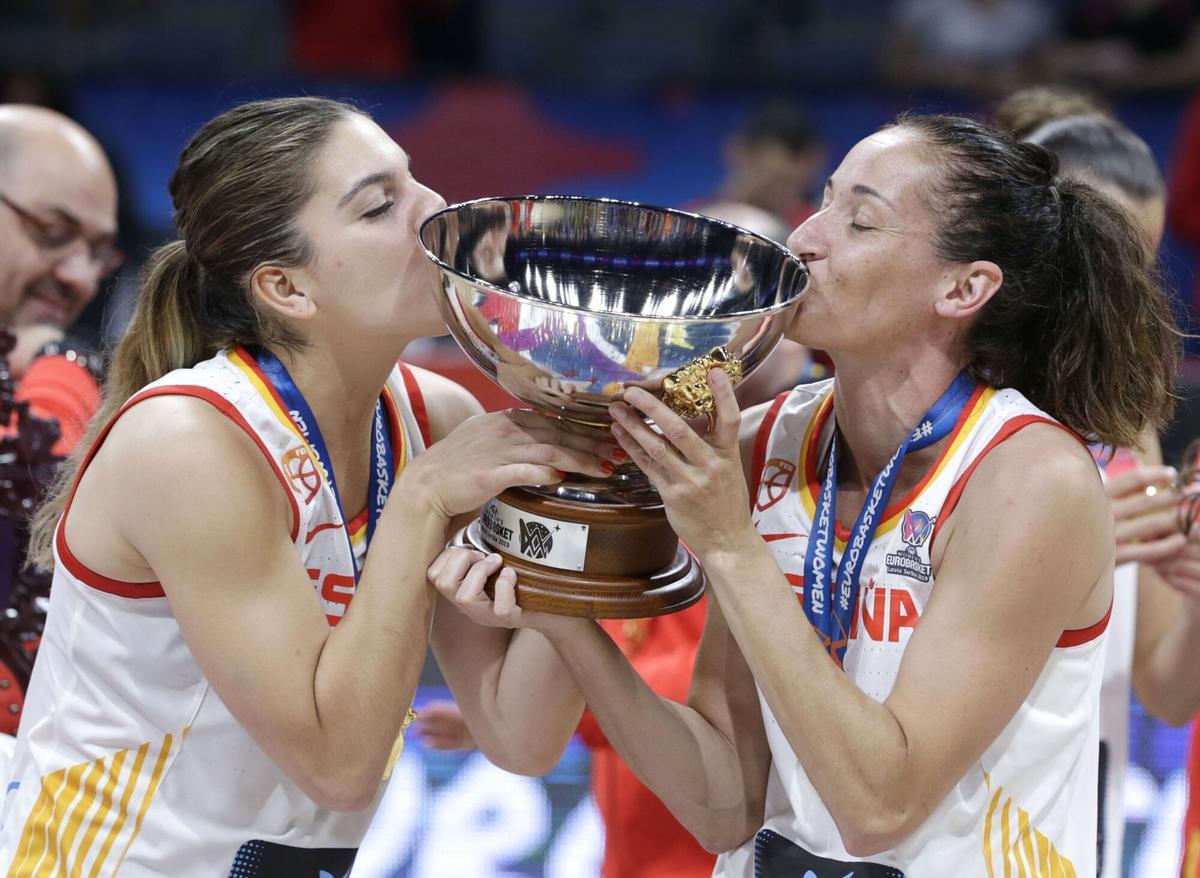 ADC56. Belgrade (Serbia), 07/07/2019.- Marta Xargay (L) and Laia Palau (R) of Spain kiss the trophy after winning the FIBA Women's Eurobasket 2019 final match between Spain and France in Belgrade, Serbia, 07 July 2019. (Baloncesto, Francia, España, Belgrado) EFE/EPA/ANDREJ CUKIC. HORIZONTAL