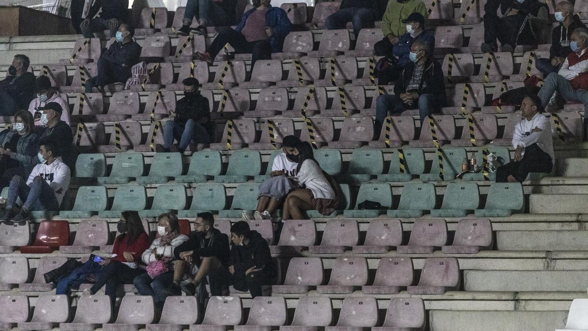 Público en el estadio Ruta de la Plata