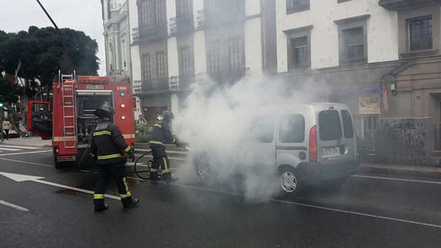 Los bomberos apagan el incendio de un vehículo en Vegueta