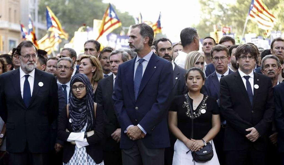 Medio millón de personas llenan el centro de Barcelona con su clamor antiterrorista
