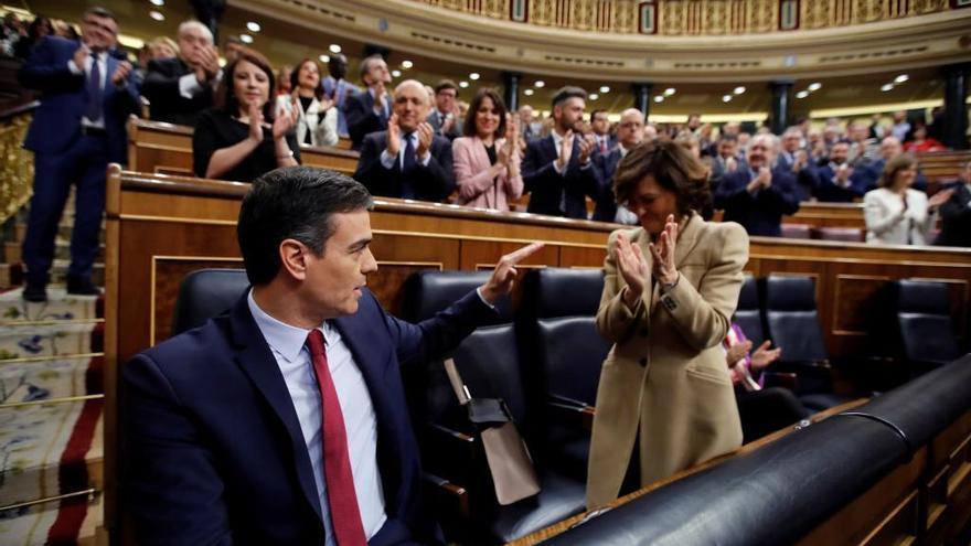 Pedro Sánchez recibe el aplauso de su grupo, ayer en el Congreso.