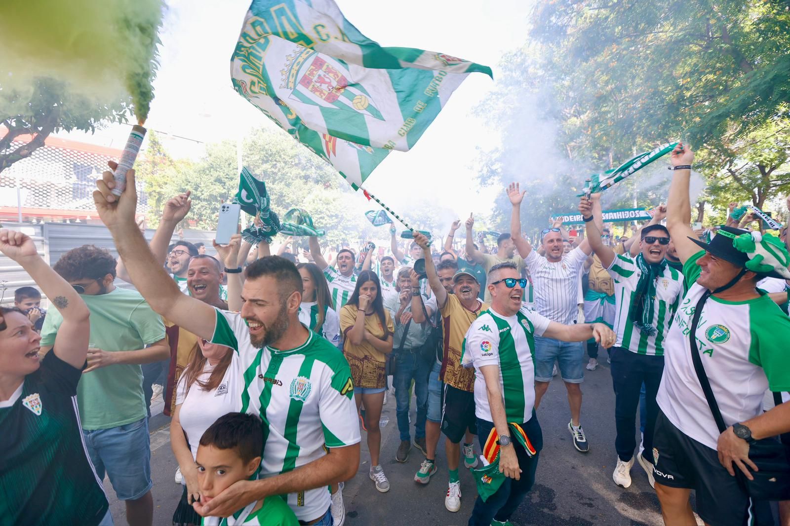 Barcelona Atlétic-Córdoba CF | El recibimiento al equipo de la afición cordobesista, en imágenes