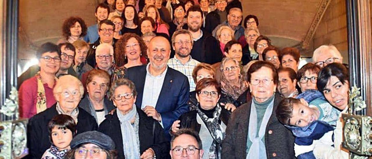 Una representación del pueblo acudió al Consell a ver el Belén.