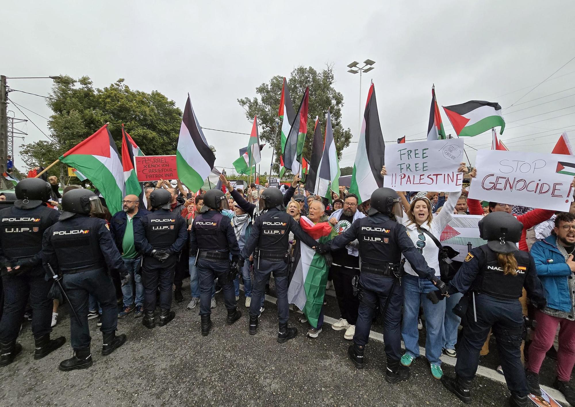 Concentraciones contra el equipo de Israel por el genocidio en Gaza durante el paso de La Vuelta por Pontevedra